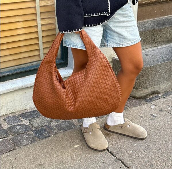 trending-handbag-styles-you-need-in-your-closet-right-now